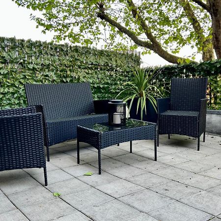 Stylish One-Bedroom Rental With Private Patio In Zone 2 London Exterior photo