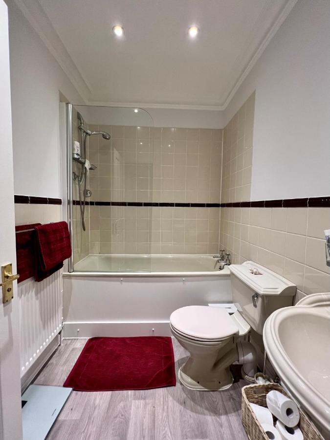 Stylish One-Bedroom Rental With Private Patio In Zone 2 London Exterior photo
