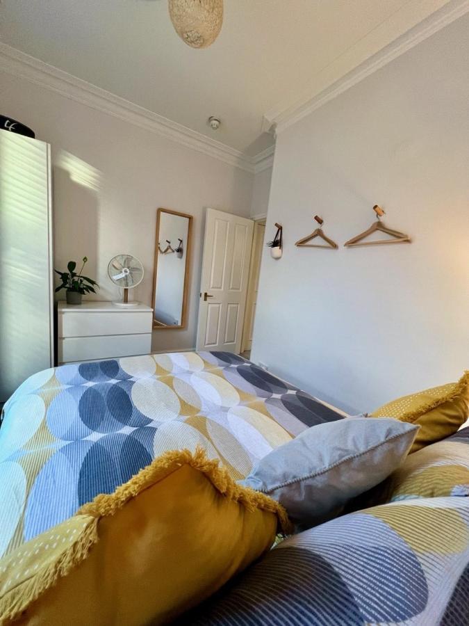 Stylish One-Bedroom Rental With Private Patio In Zone 2 London Exterior photo