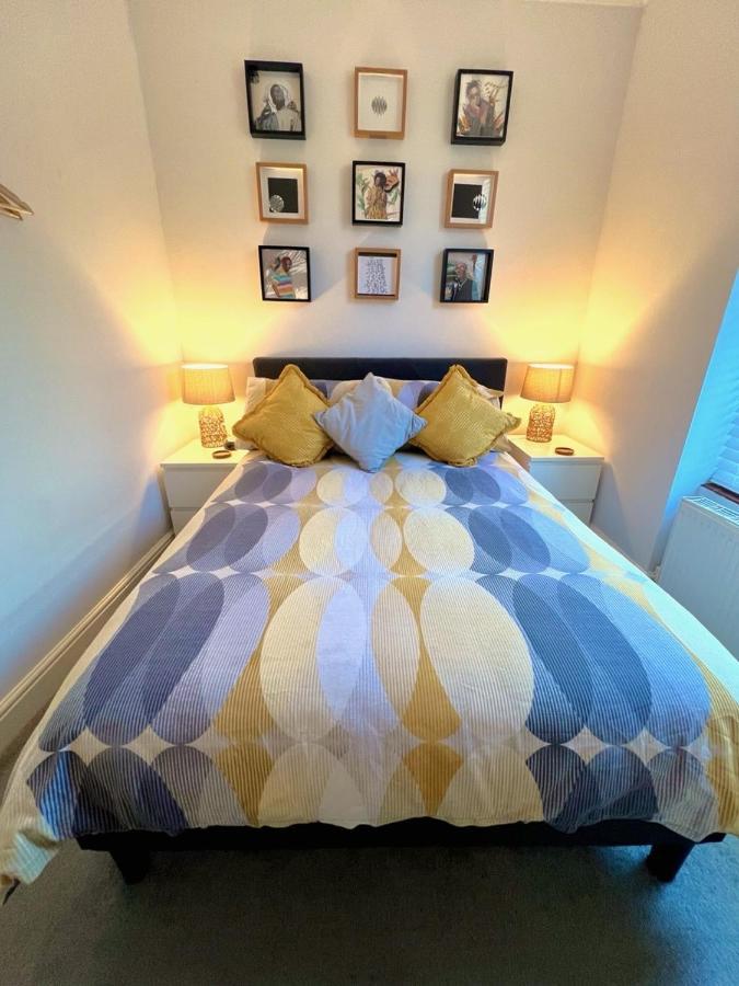 Stylish One-Bedroom Rental With Private Patio In Zone 2 London Exterior photo