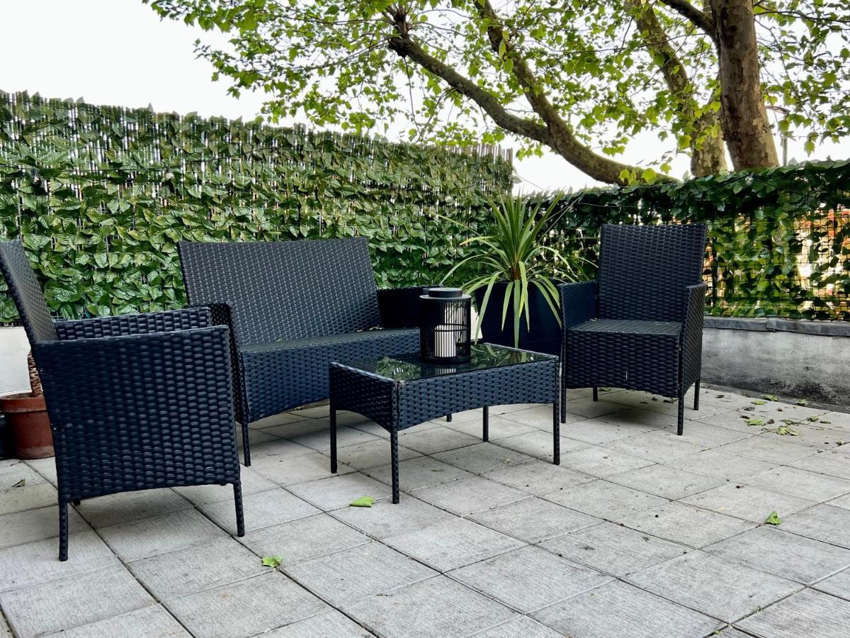 Stylish One-Bedroom Rental With Private Patio In Zone 2 London Exterior photo
