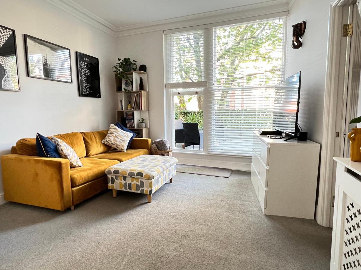 Stylish One-Bedroom Rental With Private Patio In Zone 2 London Exterior photo